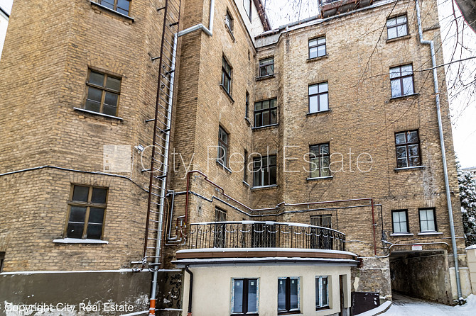 Fasādes māja, vieta vairākām automašīnām, ieeja no ielas un pagalma, terase 15 m2, logi Rīga - foto 13