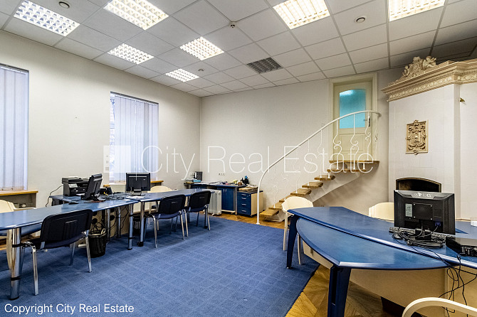 Fasādes māja, vieta vairākām automašīnām, ieeja no ielas un pagalma, terase 15 m2, logi Rīga - foto 1