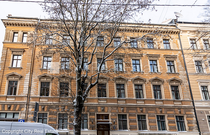 Fasādes māja, vieta vairākām automašīnām, ieeja no ielas un pagalma, terase 15 m2, logi Rīga - foto 18