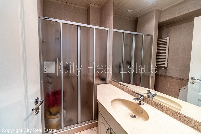 Fasādes māja, vieta vairākām automašīnām, ieeja no ielas un pagalma, terase 15 m2, logi Rīga - foto 10