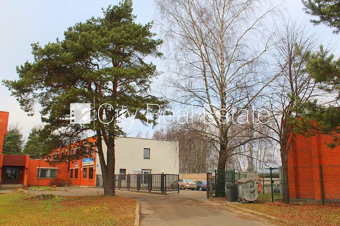 Фасадный дом, закрытый двор, территория обнесена забором, места для нескольких Рига - изображение 14