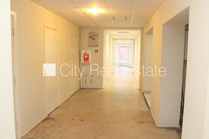 Фасадный дом, закрытый двор, территория обнесена забором, места для нескольких Рига - изображение 9