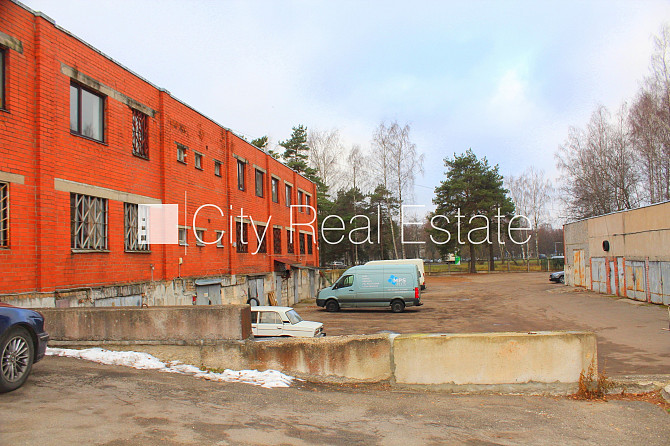 Фасадный дом, закрытый двор, территория обнесена забором, места для нескольких Рига - изображение 11