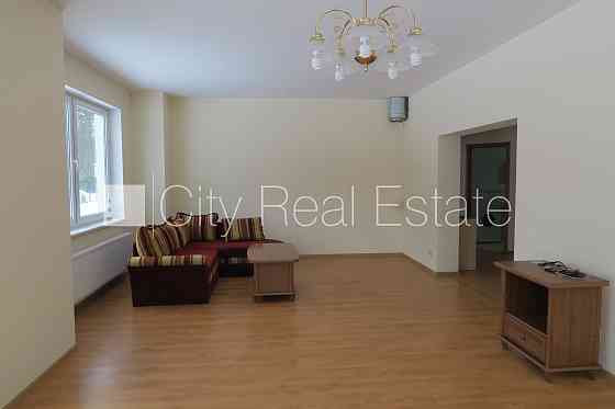 Таунхаус, территория обнесена забором, гараж на одну машину, три балкона, Юрмала