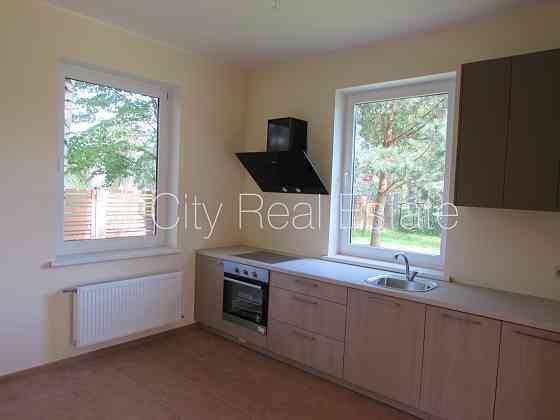 Таунхаус, территория обнесена забором, гараж на одну машину, три балкона, Юрмала