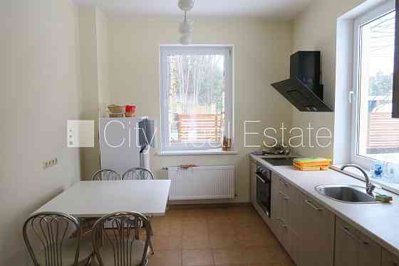 Таунхаус, территория обнесена забором, гараж на одну машину, три балкона, Юрмала