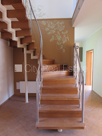 Таунхаус, территория обнесена забором, гараж на одну машину, три балкона, Юрмала - изображение 13