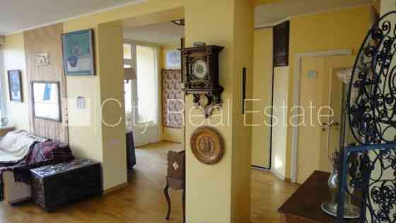 Благоустроенный озеленённый двор, закрытый двор, въездные ворота оснащены Rīga