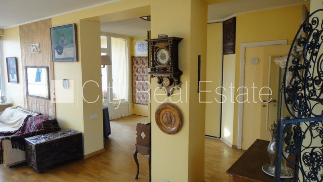 Labiekārtots apzaļumots pagalms, slēgts pagalms, teritorijas iebrauktuves vārti aprīkoti ar Rīga - foto 3