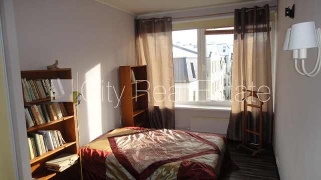 Labiekārtots apzaļumots pagalms, slēgts pagalms, teritorijas iebrauktuves vārti aprīkoti ar Rīga - foto 5