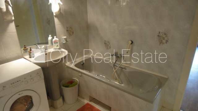 Labiekārtots apzaļumots pagalms, slēgts pagalms, teritorijas iebrauktuves vārti aprīkoti ar Rīga - foto 10