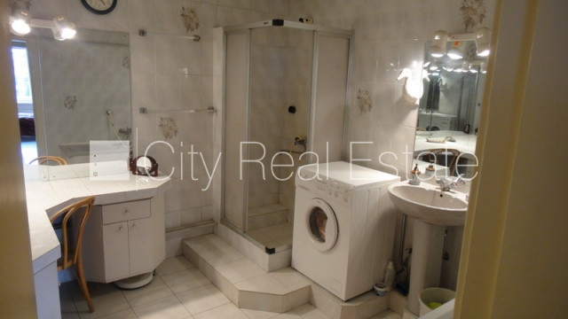 Labiekārtots apzaļumots pagalms, slēgts pagalms, teritorijas iebrauktuves vārti aprīkoti ar Rīga - foto 11