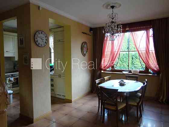 Благоустроенный озеленённый двор, подъездная дорога покрыта брущаткoй, гараж на Юрмала