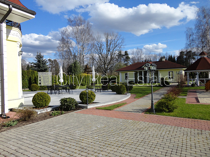 Благоустроенный озеленённый двор, подъездная дорога покрыта брущаткoй, гараж на Юрмала - изображение 20