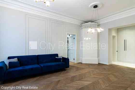 Закрытый двор, вход с улицы и со двора, лестничная клетка после косметического Rīga