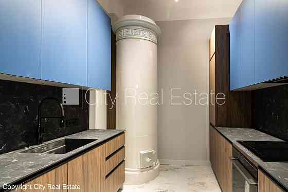 Закрытый двор, вход с улицы и со двора, лестничная клетка после косметического Rīga