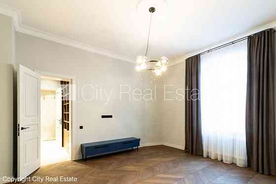 Закрытый двор, вход с улицы и со двора, лестничная клетка после косметического Rīga