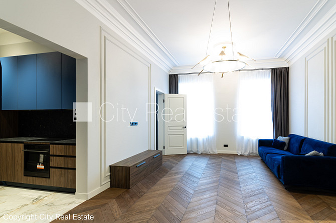 Slēgts pagalms, ieeja no ielas un pagalma, kāpņu telpa pēc kosmētiskā remonta, logi vērsti Rīga - foto 1