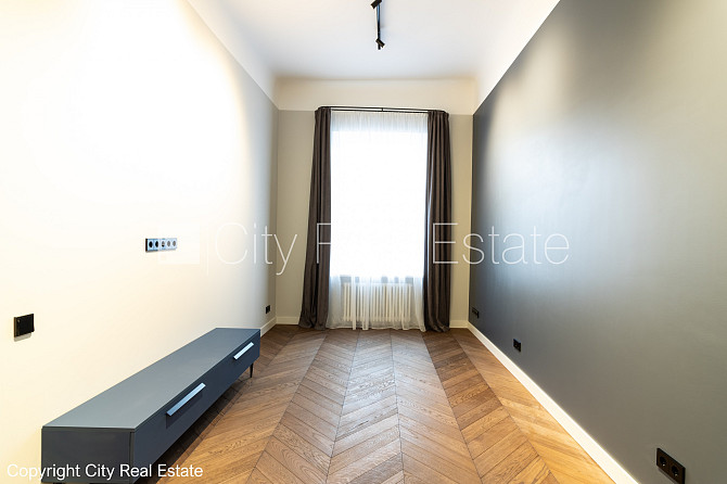 Slēgts pagalms, ieeja no ielas un pagalma, kāpņu telpa pēc kosmētiskā remonta, logi vērsti Rīga - foto 7