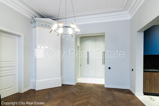 Slēgts pagalms, ieeja no ielas un pagalma, kāpņu telpa pēc kosmētiskā remonta, logi vērsti Rīga - foto 15