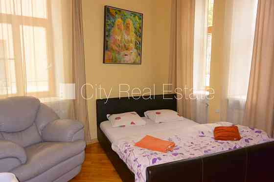 Дом во дворе, кирпичные стены, закрытый двор, место для машины, лестничная клетка Rīga