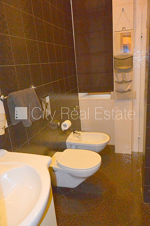 Pagalma māja, ķieģeļu mūra sienas, slēgts pagalms, vieta automašīnai, kāpņu telpa pēc Rīga - foto 14