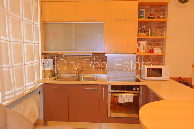 Pagalma māja, ķieģeļu mūra sienas, slēgts pagalms, vieta automašīnai, kāpņu telpa pēc Rīga - foto 5