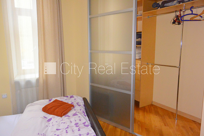 Pagalma māja, ķieģeļu mūra sienas, slēgts pagalms, vieta automašīnai, kāpņu telpa pēc Rīga - foto 9