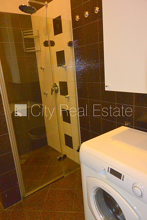 Pagalma māja, ķieģeļu mūra sienas, slēgts pagalms, vieta automašīnai, kāpņu telpa pēc Rīga - foto 13