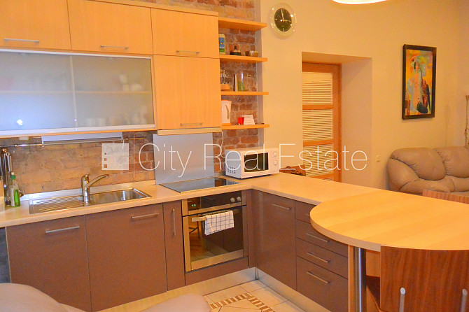 Pagalma māja, ķieģeļu mūra sienas, slēgts pagalms, vieta automašīnai, kāpņu telpa pēc Rīga - foto 3