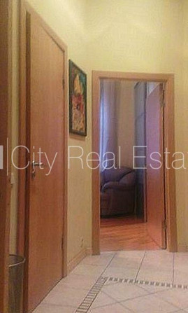 Pagalma māja, ķieģeļu mūra sienas, slēgts pagalms, vieta automašīnai, kāpņu telpa pēc Rīga - foto 11