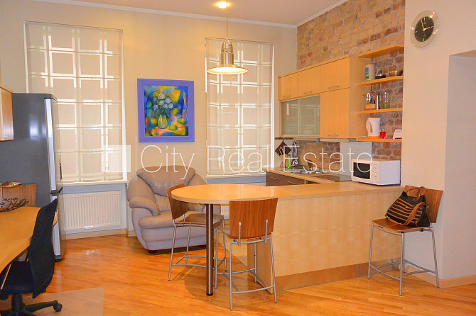 Pagalma māja, ķieģeļu mūra sienas, slēgts pagalms, vieta automašīnai, kāpņu telpa pēc Rīga - foto 1