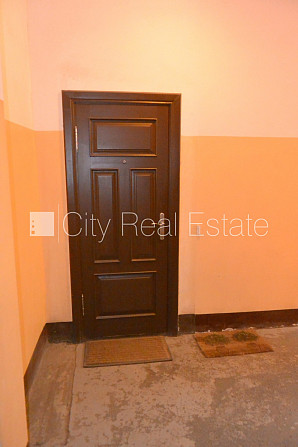 Pagalma māja, ķieģeļu mūra sienas, slēgts pagalms, vieta automašīnai, kāpņu telpa pēc Rīga - foto 15