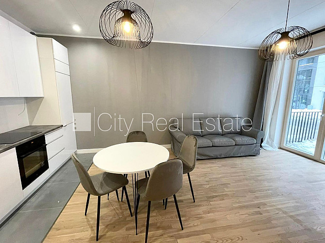 Jaunceltne, fasādes māja, labiekārtota apzaļumota teritorija, slēgts pagalms, pagalmā bērnu Rīga - foto 2