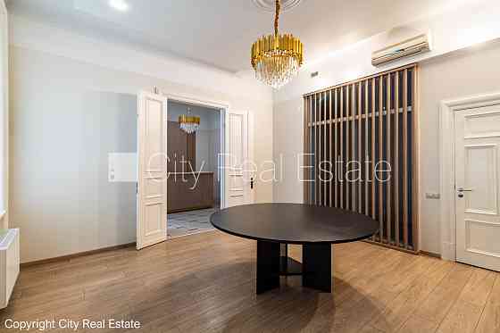 Дом во дворе, реновированный дом, вход со двора, терасса, окна выходят во двор, Rīga