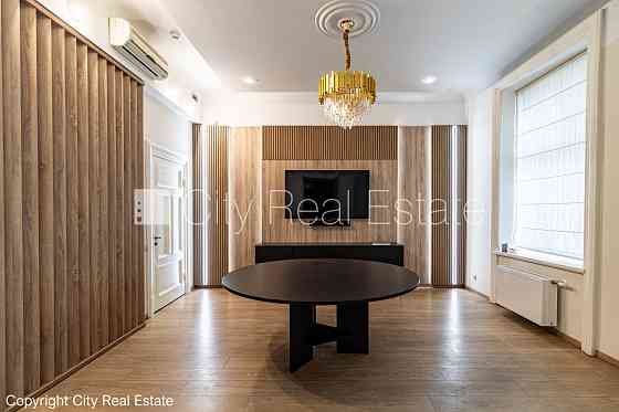 Дом во дворе, реновированный дом, вход со двора, терасса, окна выходят во двор, Rīga