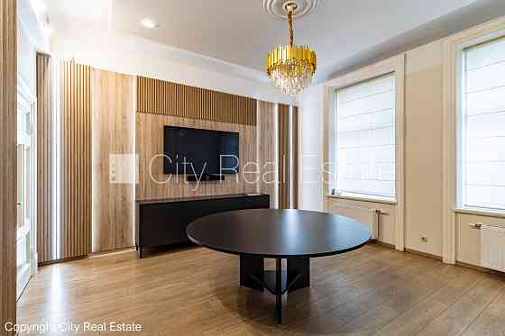 Дом во дворе, реновированный дом, вход со двора, терасса, окна выходят во двор, Rīga