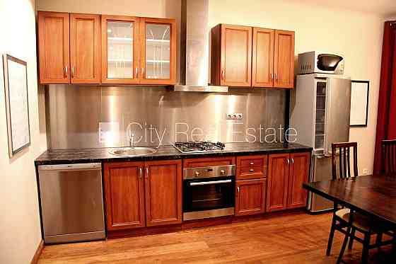 Здание во дворе, закрытый двор, окна выходят в обе стороны дома, широкий вид из Rīga