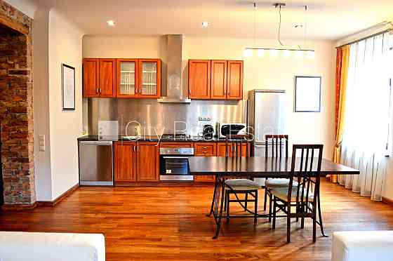 Здание во дворе, закрытый двор, окна выходят в обе стороны дома, широкий вид из Rīga