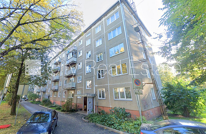 Fasādes māja, ieeja no pagalma, kāpņu telpa pēc kosmētiskā remonta, balkons, plašs skats no Rīga - foto 13