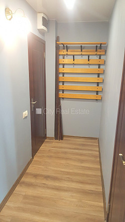 Fasādes māja, ieeja no pagalma, kāpņu telpa pēc kosmētiskā remonta, balkons, plašs skats no Rīga - foto 12