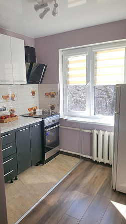 Fasādes māja, ieeja no pagalma, kāpņu telpa pēc kosmētiskā remonta, balkons, plašs skats no Rīga - foto 3