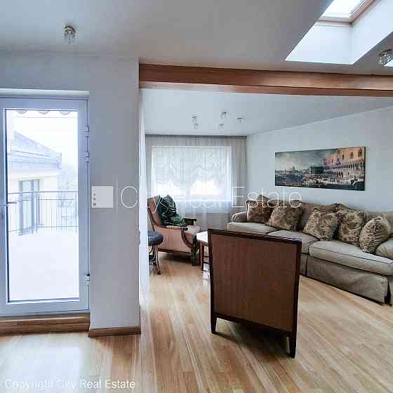 Фасадный дом, реновированный дом, вход с улицы, лифт, лестничная клетка после Rīga