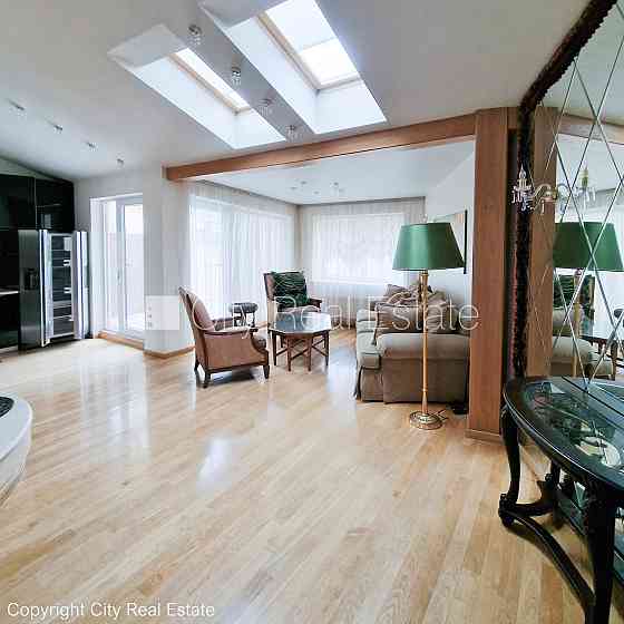 Фасадный дом, реновированный дом, вход с улицы, лифт, лестничная клетка после Rīga