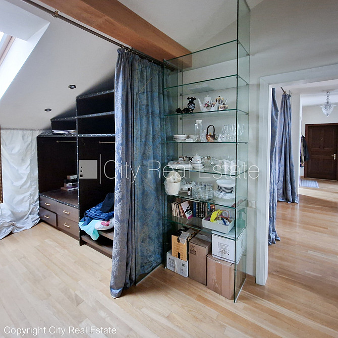 Fasādes māja, renovēta māja, ieeja no ielas, ir lifts, kāpņu telpa pēc kapitālā remonta, Rīga - foto 17