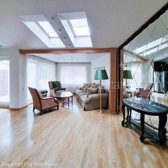 Fasādes māja, renovēta māja, ieeja no ielas, ir lifts, kāpņu telpa pēc kapitālā remonta, Rīga - foto 1