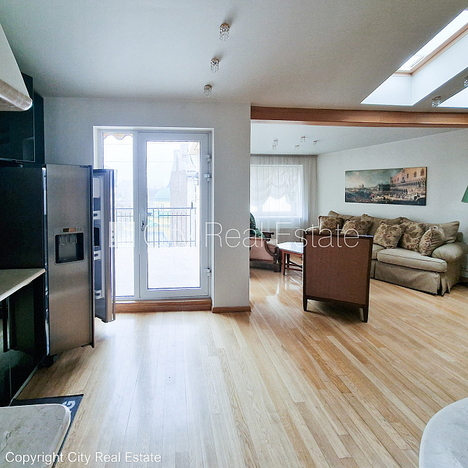 Fasādes māja, renovēta māja, ieeja no ielas, ir lifts, kāpņu telpa pēc kapitālā remonta, Rīga - foto 7