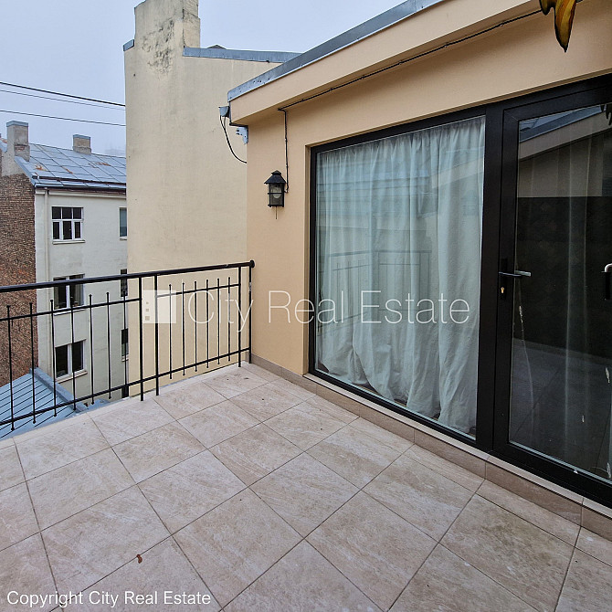 Fasādes māja, renovēta māja, ieeja no ielas, ir lifts, kāpņu telpa pēc kapitālā remonta, Rīga - foto 10