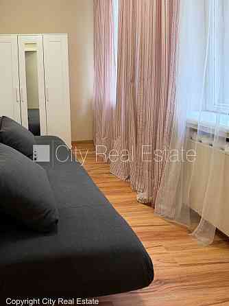 Дом во дворе, закрытый двор, вход со двора, окна выходят во двор, количество спален Rīga