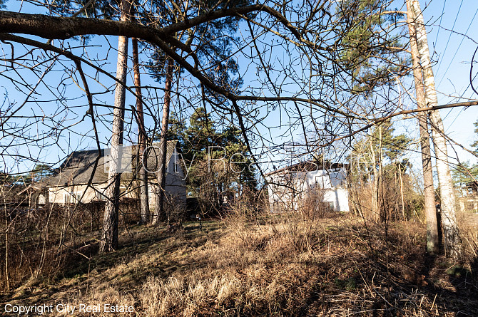 Iežogota teritorija ar metāla sētu, ieeja no ielas, atļauts būvēt divu stāvu ēku, ir Rīga - foto 6